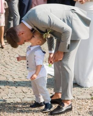 Leandro Trossard with his son tunning in grey suit.